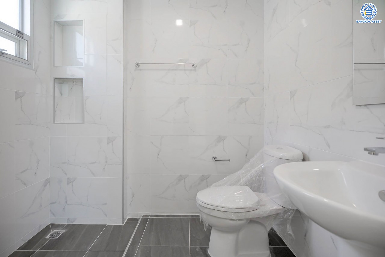 บ้านมือสองตกแต่งใหม่ โครงการ ไลฟ์ บางกอก บูเลอวาร์ด ราชพฤกษ์-รัตนาธิเบศร์ เนื้อที่ 50.3 ตร.ว. ดีไซน์ตอบทุกไลฟ์สไตล์ ฟังก์ชัน 3 ห้องนอน 3 ห้องน้ำ จอดรถได้ 2 คัน บนทำเลติดถนนราชพฤกษ์ เชื่อมต่อทุกเส้นทาง ใกล้รถไฟฟ้าสายสีม่วง "สถานีท่าอิฐ" และจุดขึ้นทางด่วน "ศรีรัช"